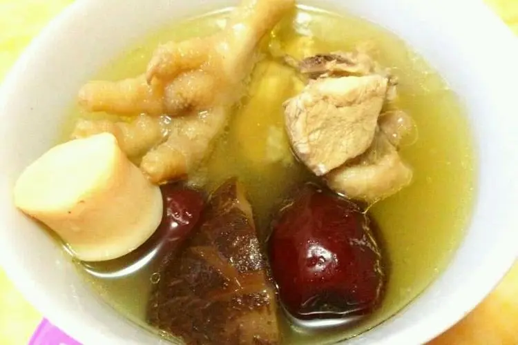 Mushroom and scallop stewed chicken soup