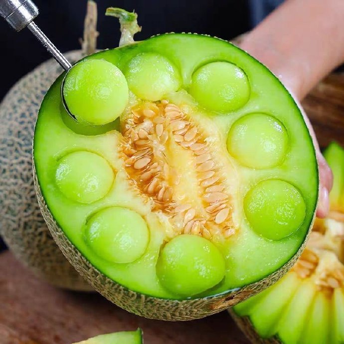 Honeydew melon is very sweet, but the calories are very low