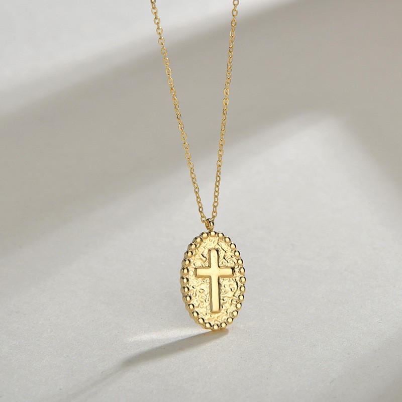 Hammered oval cross medallion necklace in gold plating steel