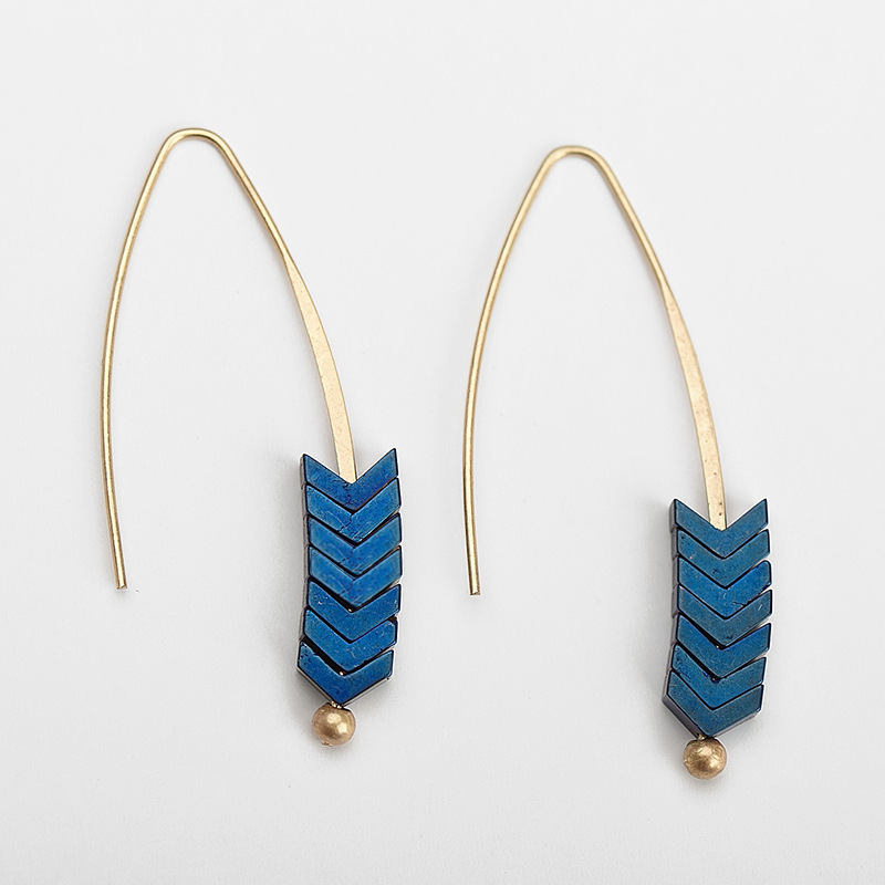 Stainless steel hook earrings with triangle Hematite / Boucle d'oreilles en acier inoxydable