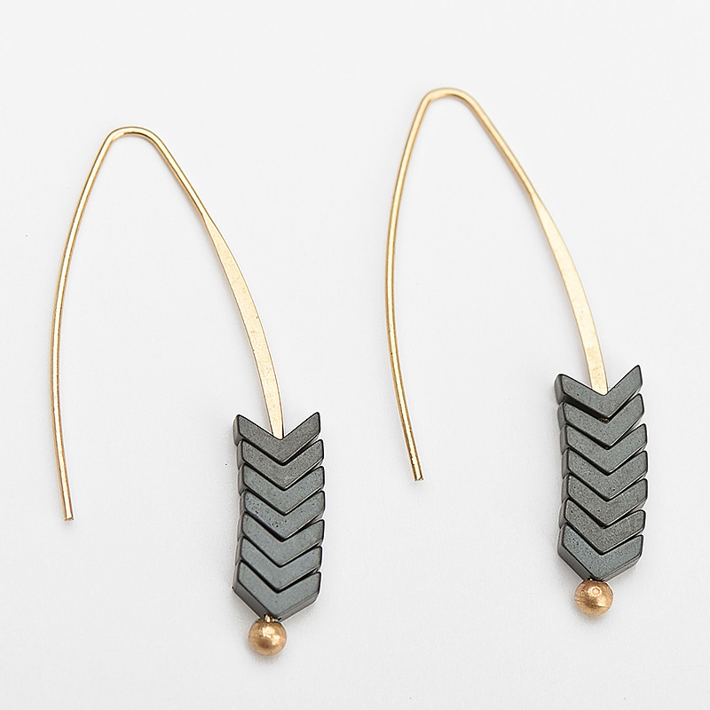 Stainless steel hook earrings with triangle Hematite / Boucle d'oreilles en acier inoxydable