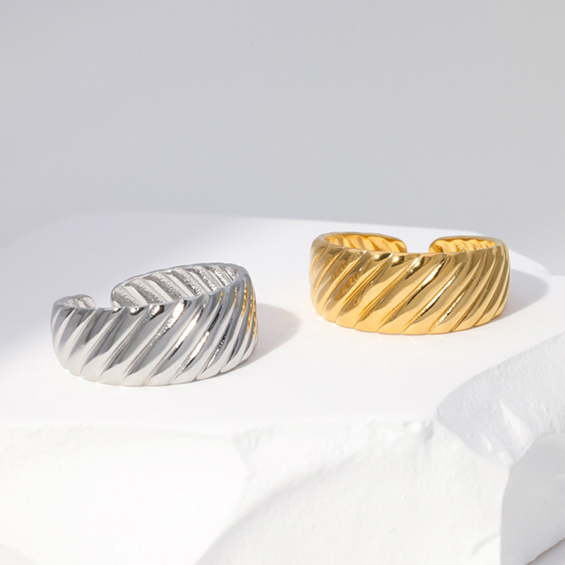 Trendy Croissant Twisted Stainless Steel opening Adjustable Cuff ring / Bague réglable en acier inoxydable