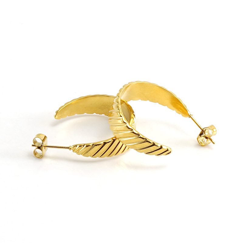 Simple C-shaped stainless steel earrings with a twill design