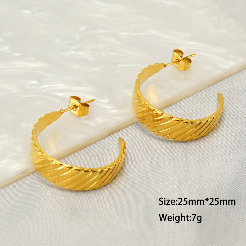 Simple C-shaped stainless steel earrings with a twill design