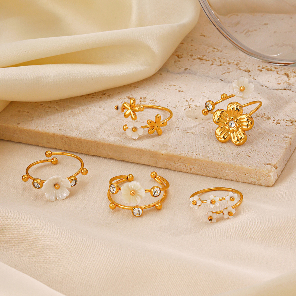 Minimalist Shell Flower Wrap Ring in PVD Gold Plated Stainless Steel