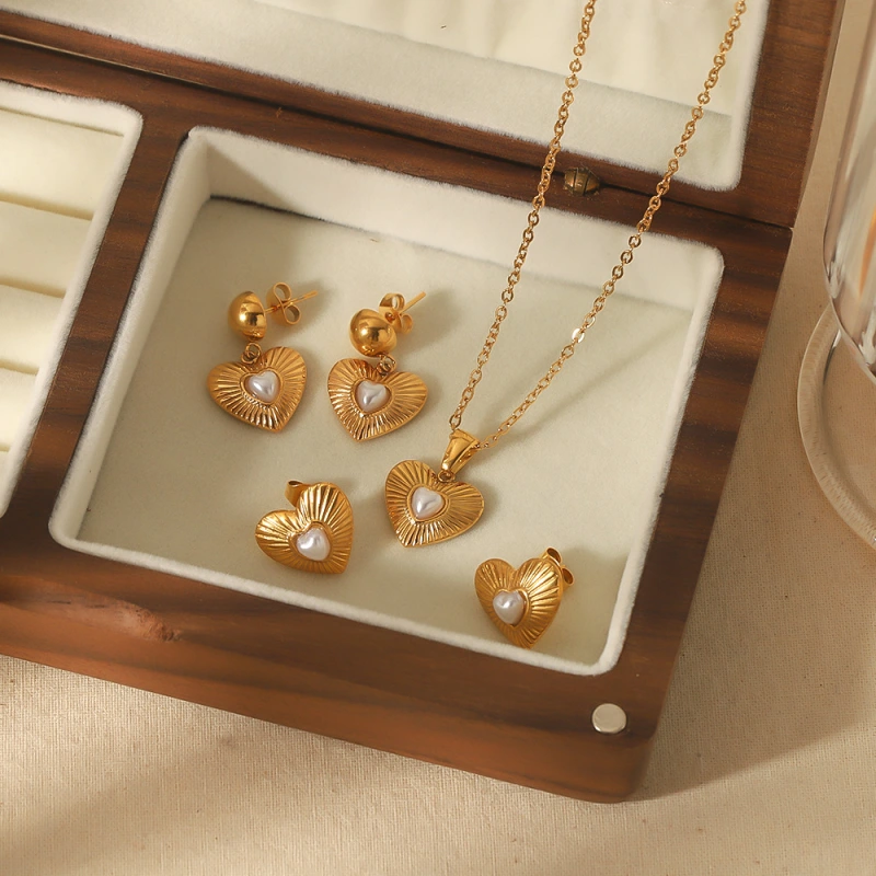 French Heart Pearl Pendant Necklace Stainless Steel in 18K Gold