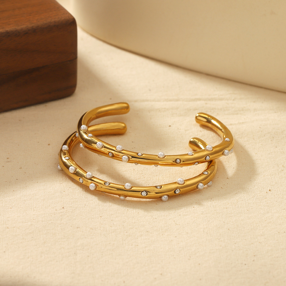Gold-plated stainless steel with pearl and zirconia open Bangle