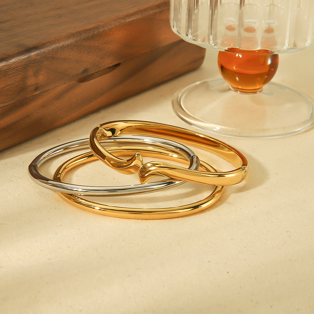 Minimalist 18K Gold Vegan Loop Stainless Steel Bangle