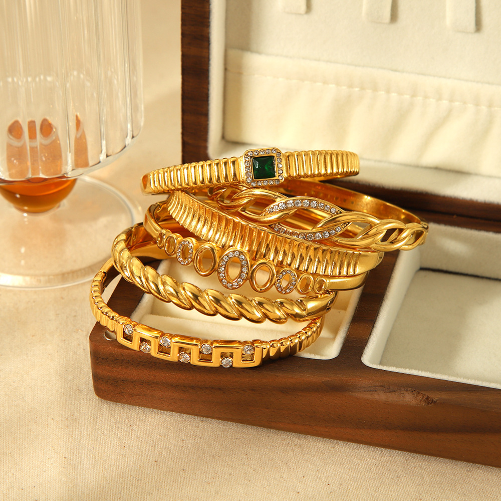 Baroque PVD coated Bangle in 316L stainless steel with Rhinestone