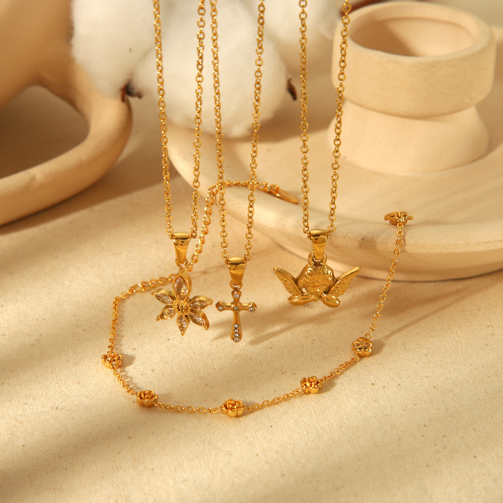 Rose Charm Station Bracelet 18k Gold Stainless Steel