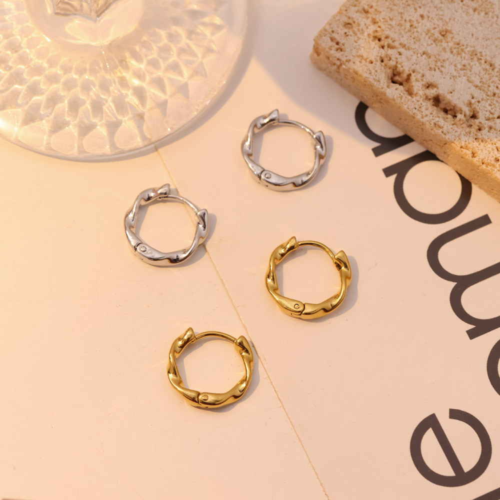Small Twisted Hinged Hoop Earrings In PVD-coating Stainless Steel