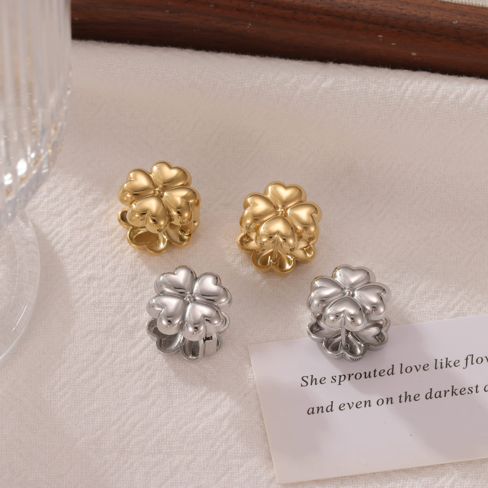 Polished Stainless Steel Clover Flower Stud Earrings in PVD 14K Gold