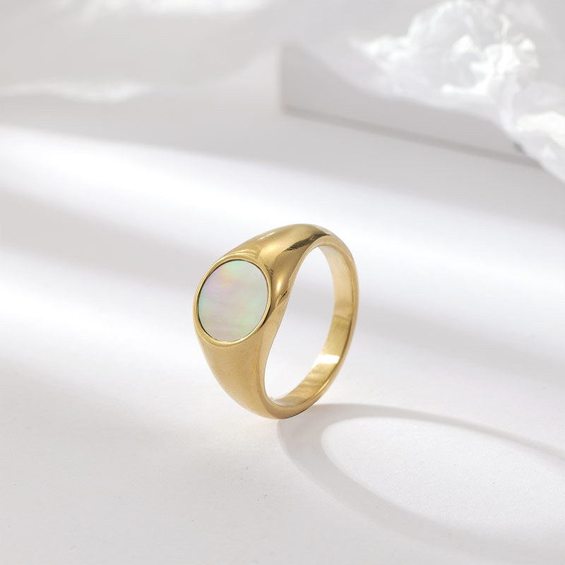 Shell Pearl Oval Signet Ring in Stainless Steel with PVD 14K Gold Plating