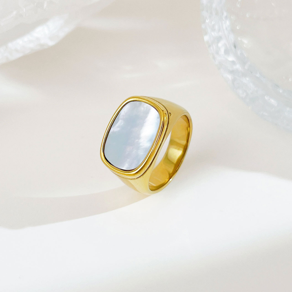 Classic Shell Pearl Signet Ring in Stainless Steel with PVD 14K Gold