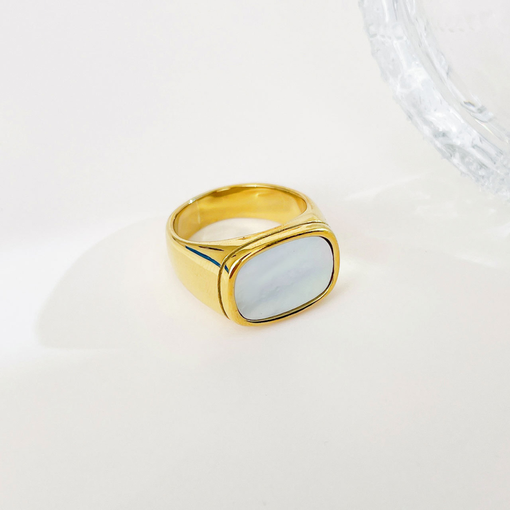 Classic Shell Pearl Signet Ring in Stainless Steel with PVD 14K Gold
