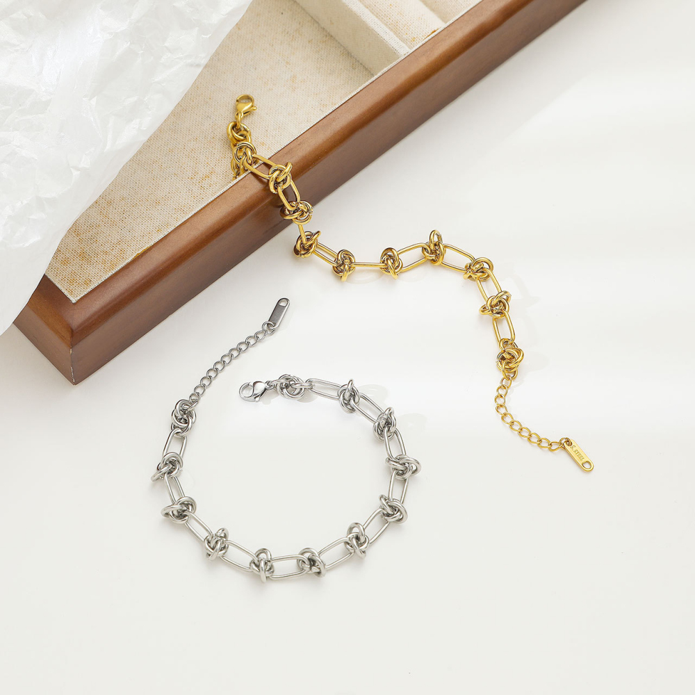 Interlocking Knot and Paperclip Chain Bracelet in PVD Stainless Steel 14K Gold