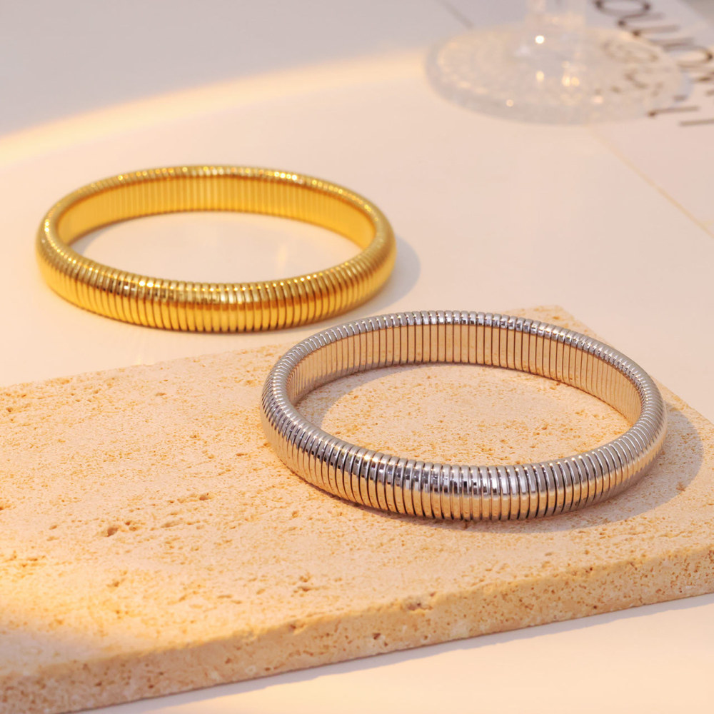 Ribbed Fluted Bangle in PVD Stainless Steel 14K Gold
