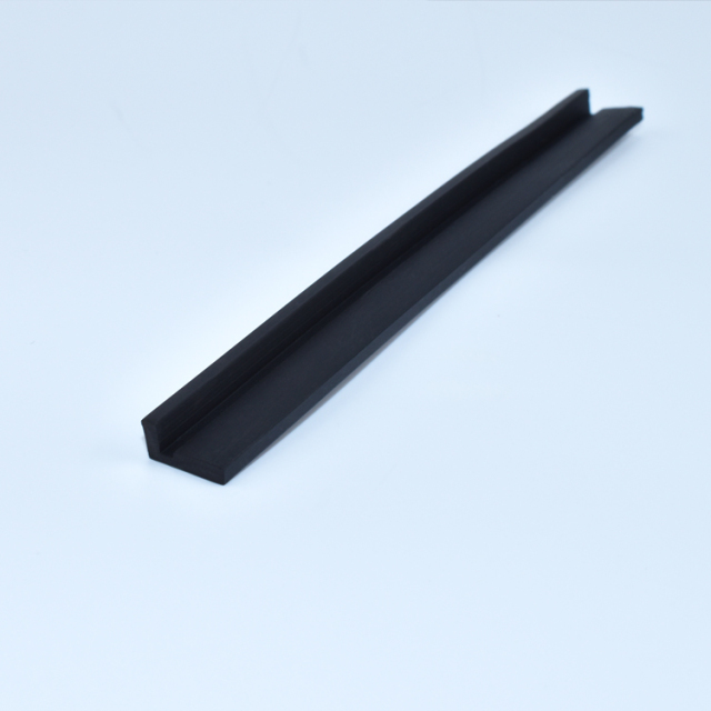 Custom Rubber Angle Profiles L Shape Rubber Seal Strip（90 Degree）For Railway System