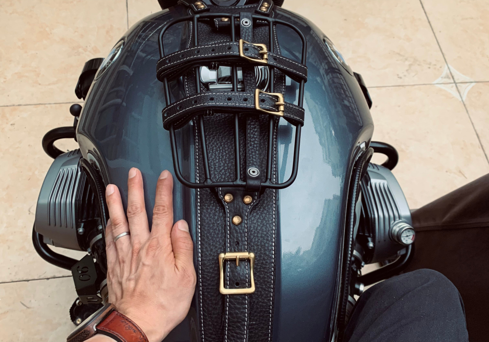 Glowing™ BMW R nineT - Fuel tank belt with bag -  Luggage rack style