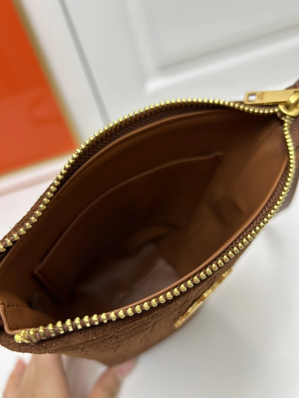 CELINE-9885