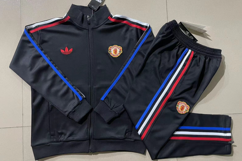 New Manchester United training coat jacket  jersey kids kit adult kit New 24 25 Manchester United coat jacket soccer jersey 10-20 days. It will arrive in your country