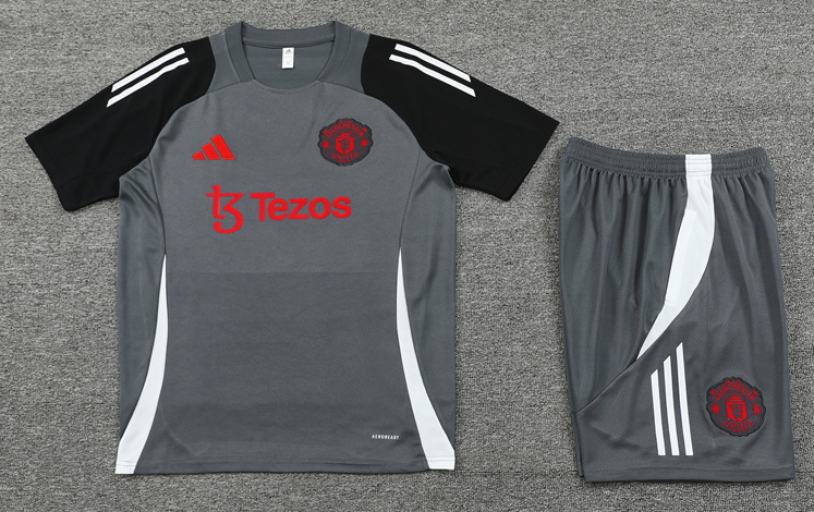 Manchester United jersey Pocket zipper pants kids kit New training  adult kit  Home and away 25 26 JManchester United soccer jersey 10-20 days. It will arrive in your country
