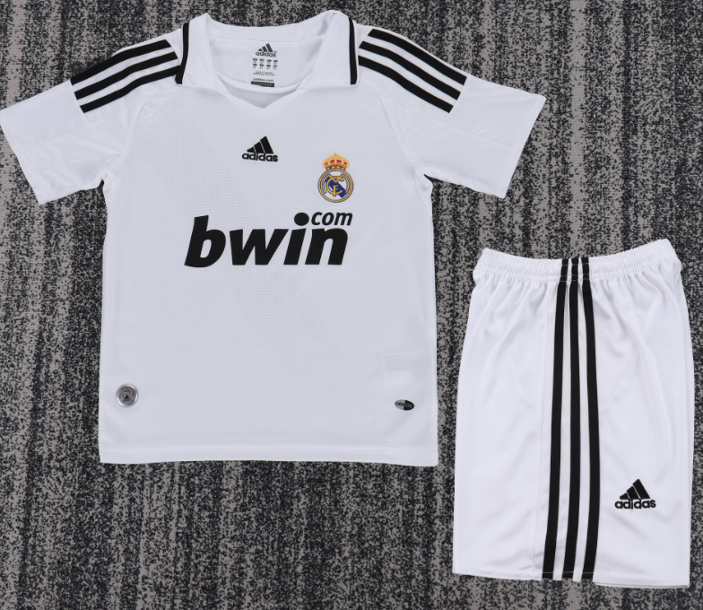 kids kit Real Madrid Retro jersey Several dozen colors and years Retro jersey 2016/17 2012/13 2011/12 2017/18 2014/15 2006/07 2005-06 Real Madrid soccer jersey 10-20 days. It will arrive in your country