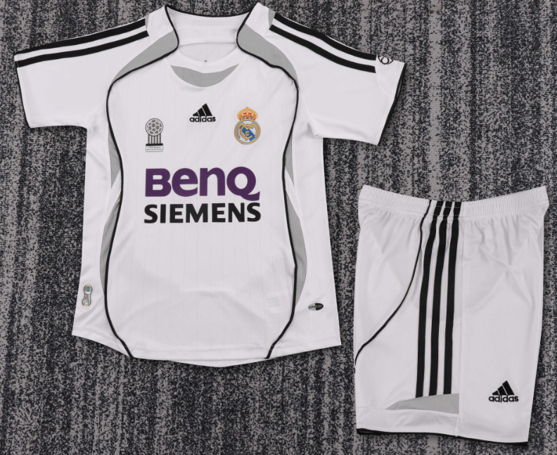 kids kit Real Madrid Retro jersey Several dozen colors and years Retro jersey 2016/17 2012/13 2011/12 2017/18 2014/15 2006/07 2005-06 Real Madrid soccer jersey 10-20 days. It will arrive in your country