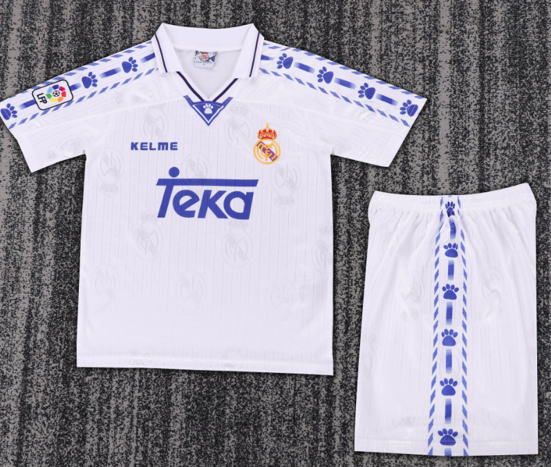kids kit Real Madrid Retro jersey Several dozen colors and years Retro jersey 2016/17 2012/13 2011/12 2017/18 2014/15 2006/07 2005-06 Real Madrid soccer jersey 10-20 days. It will arrive in your country