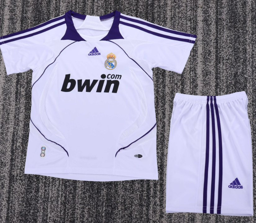 kids kit Real Madrid Retro jersey Several dozen colors and years Retro jersey 2016/17 2012/13 2011/12 2017/18 2014/15 2006/07 2005-06 Real Madrid soccer jersey 10-20 days. It will arrive in your country