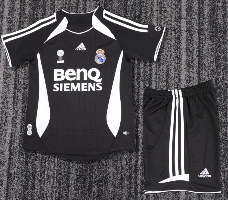 kids kit Real Madrid Retro jersey Several dozen colors and years Retro jersey 2016/17 2012/13 2011/12 2017/18 2014/15 2006/07 2005-06 Real Madrid soccer jersey 10-20 days. It will arrive in your country