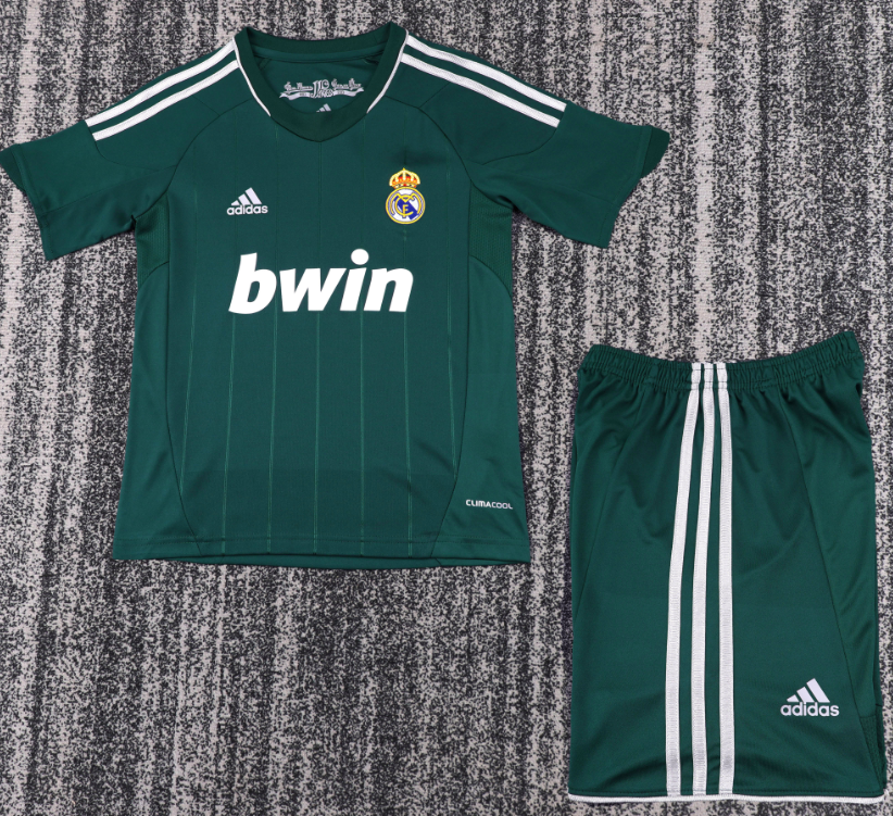 kids kit Real Madrid Retro jersey Several dozen colors and years Retro jersey 2016/17 2012/13 2011/12 2017/18 2014/15 2006/07 2005-06 Real Madrid soccer jersey 10-20 days. It will arrive in your country