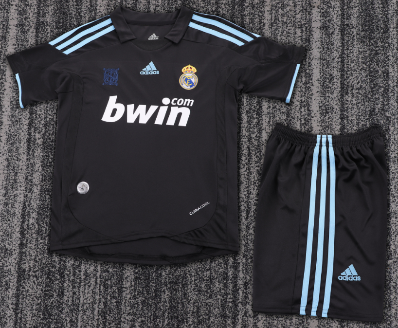 kids kit Real Madrid Retro jersey Several dozen colors and years Retro jersey 2016/17 2012/13 2011/12 2017/18 2014/15 2006/07 2005-06 Real Madrid soccer jersey 10-20 days. It will arrive in your country