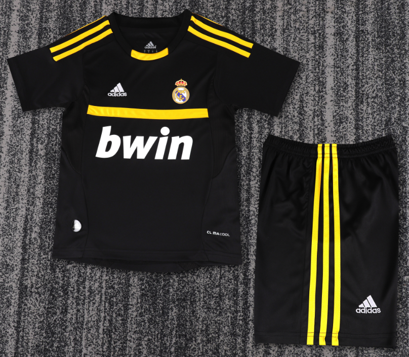 kids kit Real Madrid Retro jersey Several dozen colors and years Retro jersey 2016/17 2012/13 2011/12 2017/18 2014/15 2006/07 2005-06 Real Madrid soccer jersey 10-20 days. It will arrive in your country
