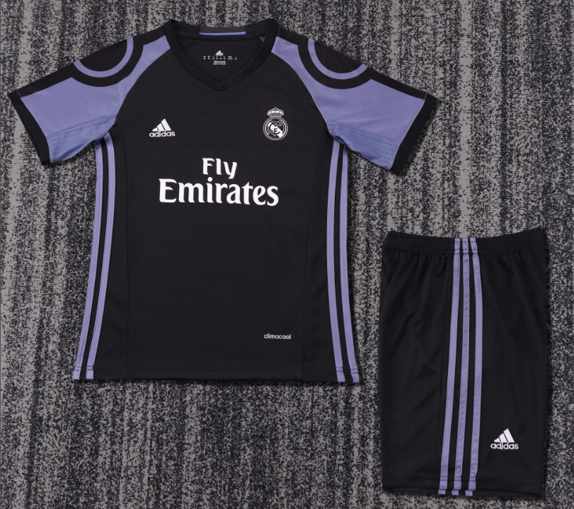 kids kit Real Madrid Retro jersey Several dozen colors and years Retro jersey 2016/17 2012/13 2011/12 2017/18 2014/15 2006/07 2005-06 Real Madrid soccer jersey 10-20 days. It will arrive in your country