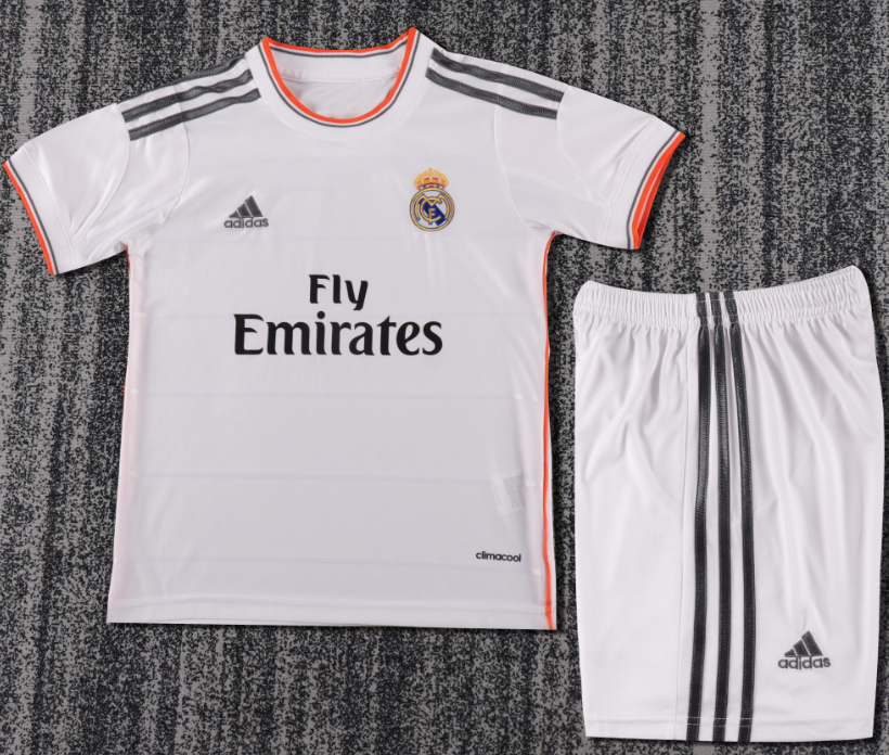 kids kit Real Madrid Retro jersey Several dozen colors and years Retro jersey 2016/17 2012/13 2011/12 2017/18 2014/15 2006/07 2005-06 Real Madrid soccer jersey 10-20 days. It will arrive in your country