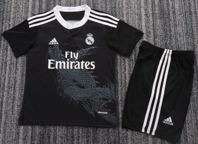 kids kit Real Madrid Retro jersey Several dozen colors and years Retro jersey 2016/17 2012/13 2011/12 2017/18 2014/15 2006/07 2005-06 Real Madrid soccer jersey 10-20 days. It will arrive in your country