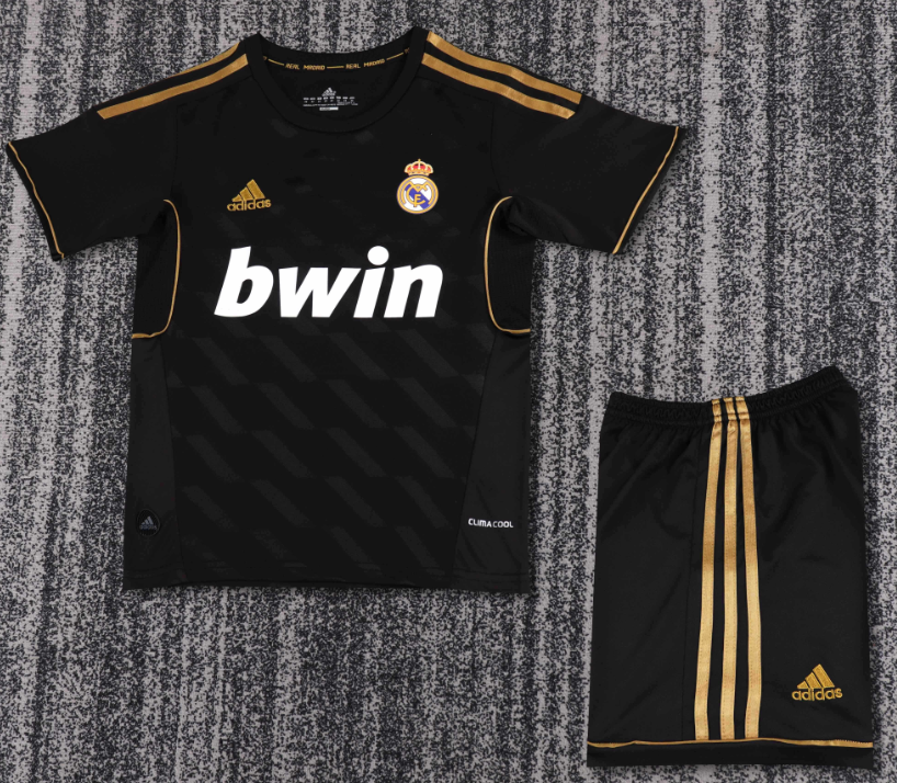 kids kit Real Madrid Retro jersey Several dozen colors and years Retro jersey 2016/17 2012/13 2011/12 2017/18 2014/15 2006/07 2005-06 Real Madrid soccer jersey 10-20 days. It will arrive in your country
