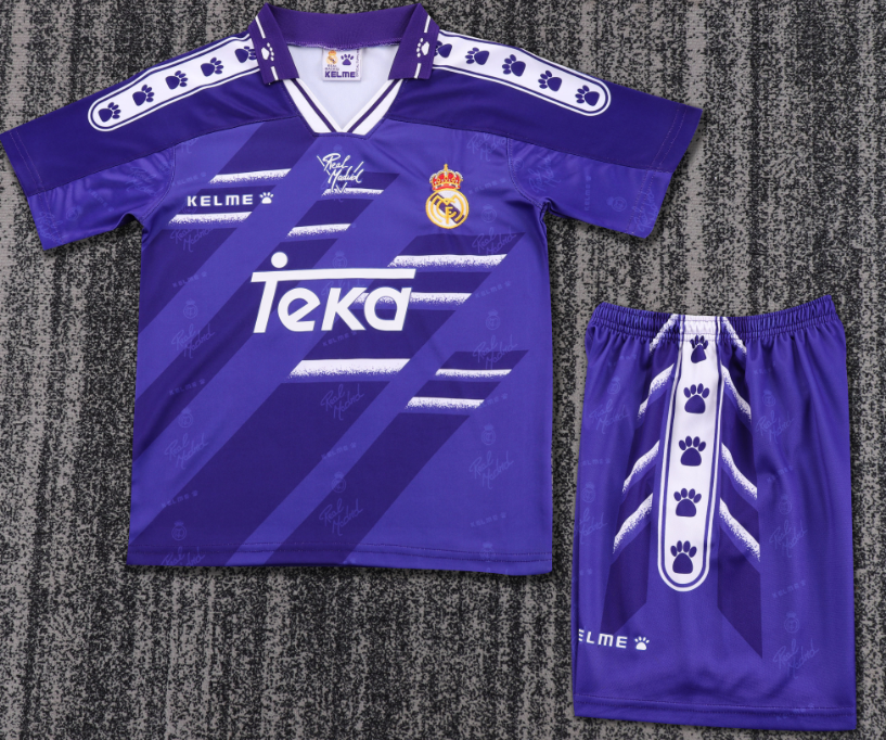 kids kit Real Madrid Retro jersey Several dozen colors and years Retro jersey 2016/17 2012/13 2011/12 2017/18 2014/15 2006/07 2005-06 Real Madrid soccer jersey 10-20 days. It will arrive in your country