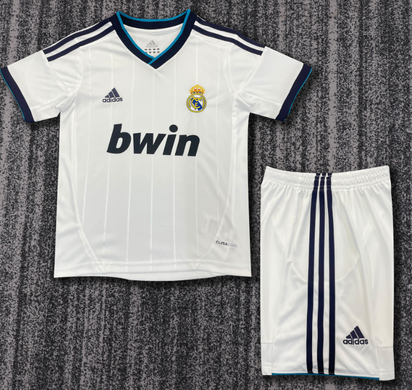 kids kit Real Madrid Retro jersey Several dozen colors and years Retro jersey 2016/17 2012/13 2011/12 2017/18 2014/15 2006/07 2005-06 Real Madrid soccer jersey 10-20 days. It will arrive in your country