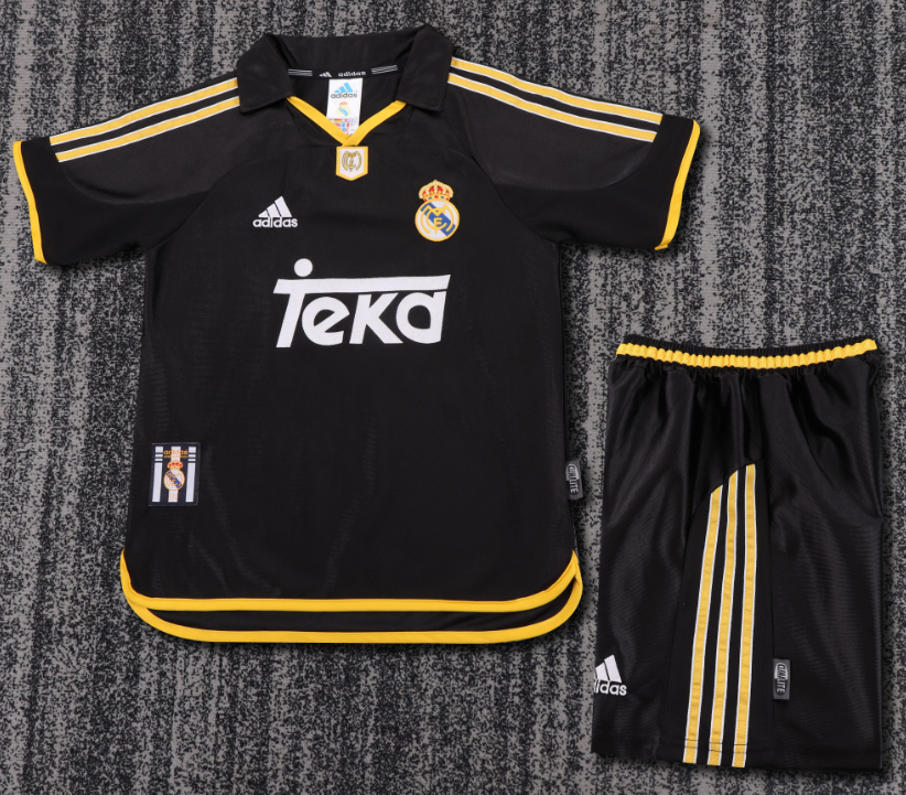 kids kit Real Madrid Retro jersey Several dozen colors and years Retro jersey 2016/17 2012/13 2011/12 2017/18 2014/15 2006/07 2005-06 Real Madrid soccer jersey 10-20 days. It will arrive in your country