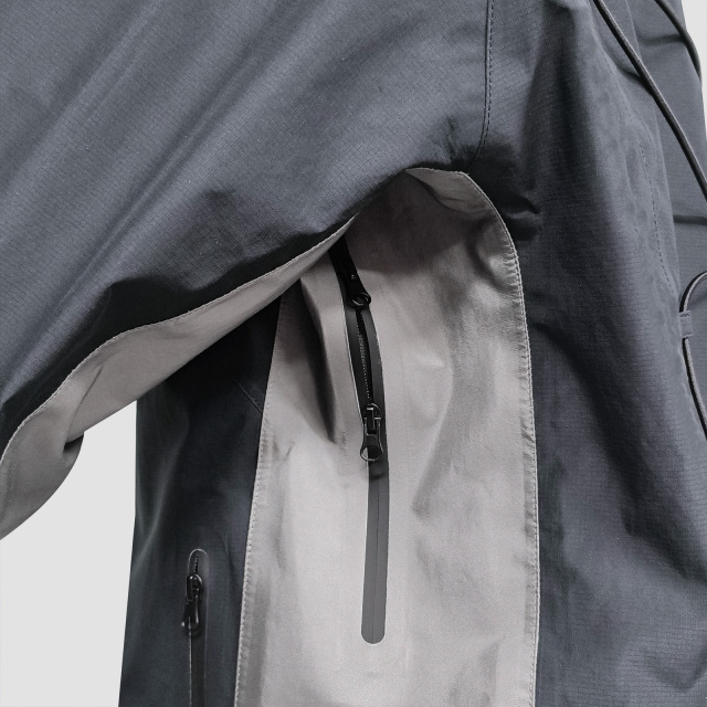 Leistungsstarke schwarze Regenjacke mit Unterarmbelüftung zum Wandern