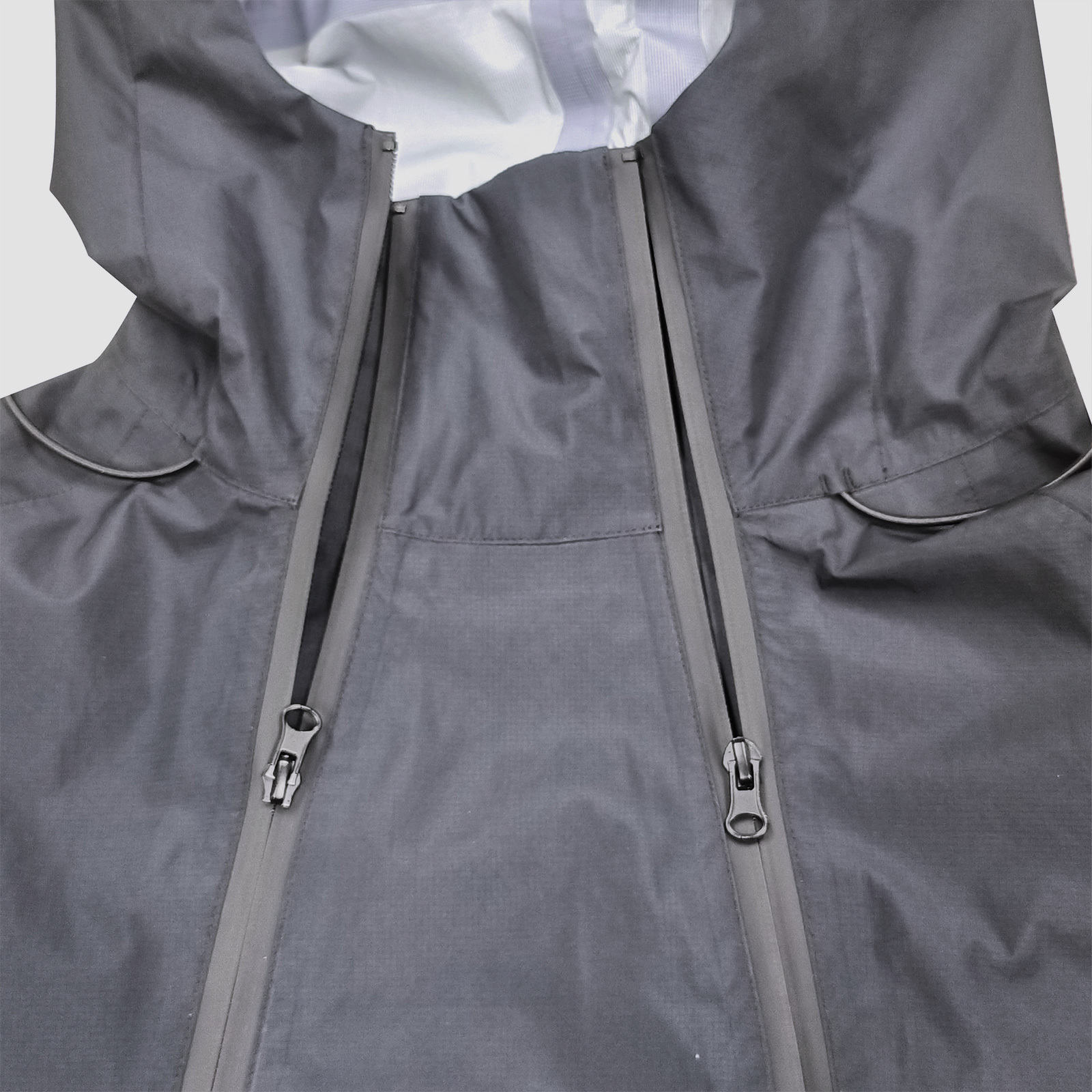 Leistungsstarke schwarze Regenjacke mit Unterarmbelüftung zum Wandern