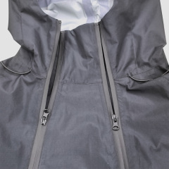 Leistungsstarke schwarze Regenjacke mit Unterarmbelüftung zum Wandern