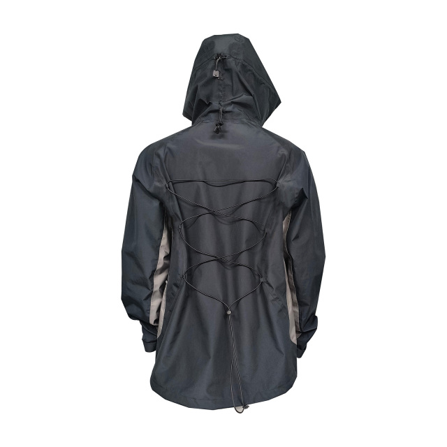 Leistungsstarke schwarze Regenjacke mit Unterarmbelüftung zum Wandern