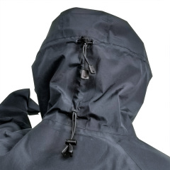 Leistungsstarke schwarze Regenjacke mit Unterarmbelüftung zum Wandern