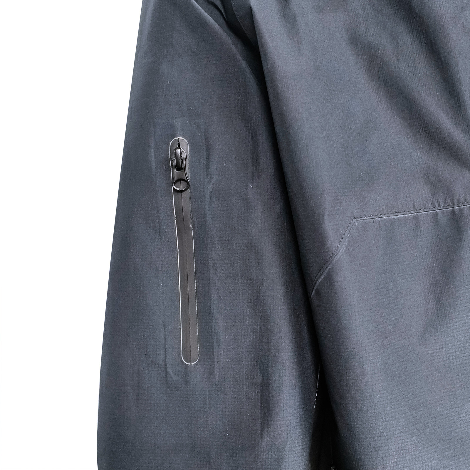 Leistungsstarke schwarze Regenjacke mit Unterarmbelüftung zum Wandern