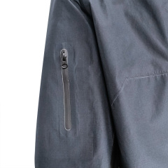 Leistungsstarke schwarze Regenjacke mit Unterarmbelüftung zum Wandern