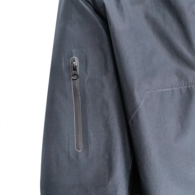 Leistungsstarke schwarze Regenjacke mit Unterarmbelüftung zum Wandern