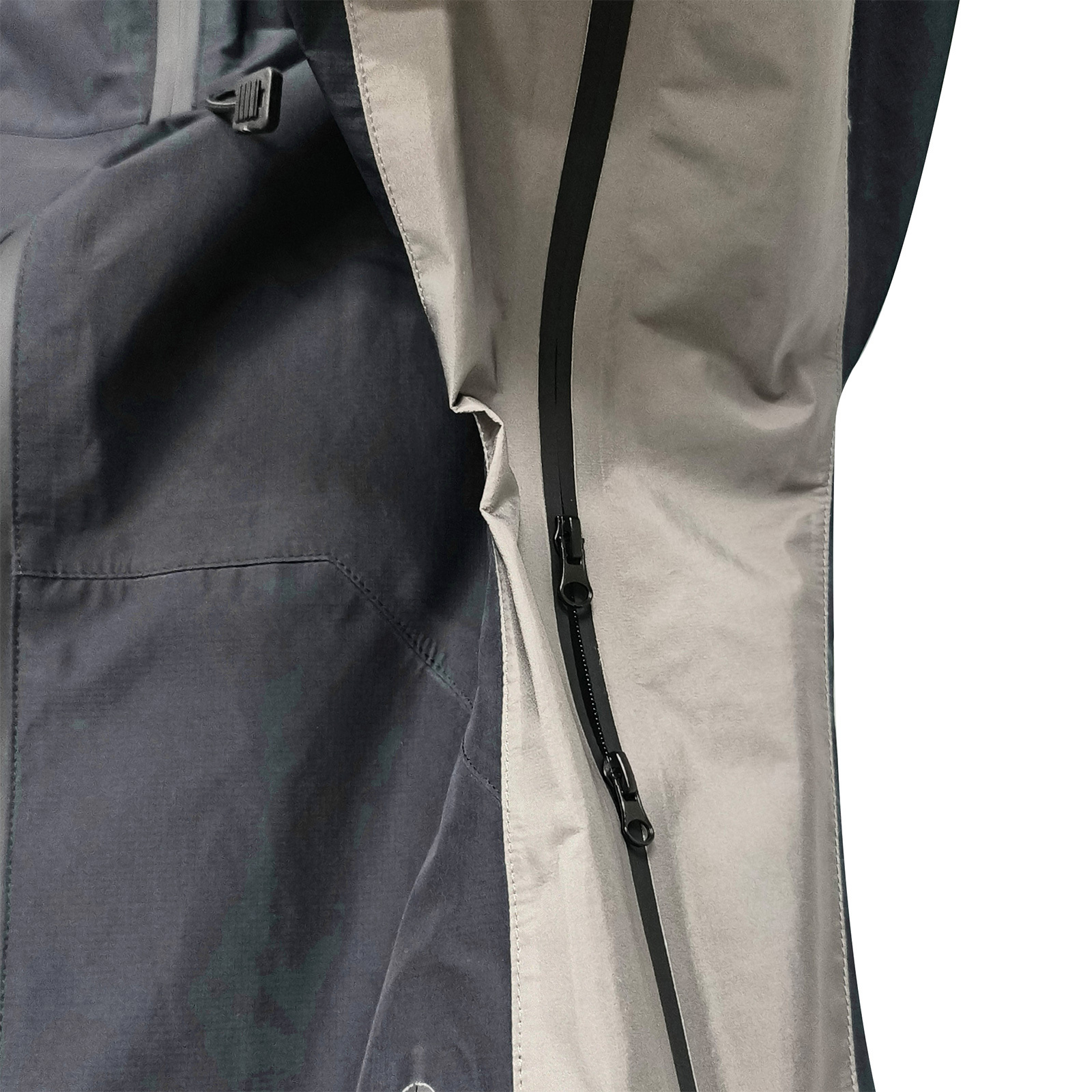 Leistungsstarke schwarze Regenjacke mit Unterarmbelüftung zum Wandern